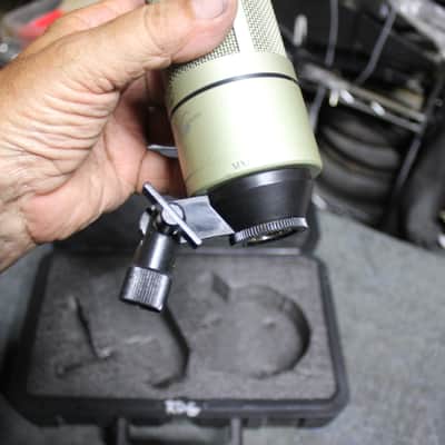 MXL 990/ Condenser Mic with Case and One Mount image 8