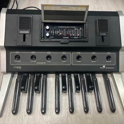 Moog Taurus I - BEST BASS SYNTH EVER! - with mods