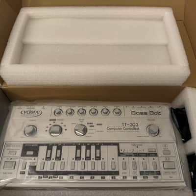 Cyclone Analogic TT-303 Bass Bot V1 2014 - Silver image 2