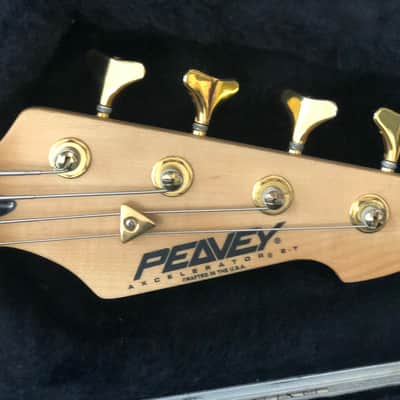 Peavey Axcelerator 2-T Red image 6