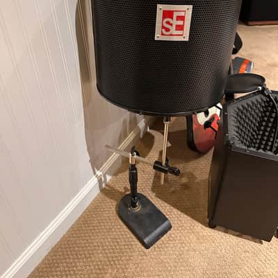 sE Electronics Reflexion Filter Pro with weighted stand image 6