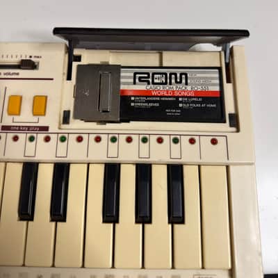 Casio PT-80 32-Key Mini Synthesizer 1980s - White image 6