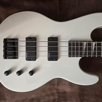 Jackson JS Series JS2 Concert Bass with Amaranth Fretboard 2018 - Present - Snow White image 3