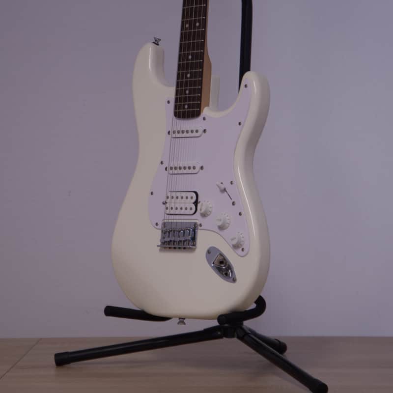 Squier Bullet Stratocaster HSS HT 2021 - Arctic White image 1