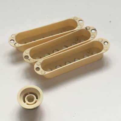 Complete Fender Vintage Aged White Relic 62 Reissue Strat Pickup Covers 3 Knobs Green Font image 6