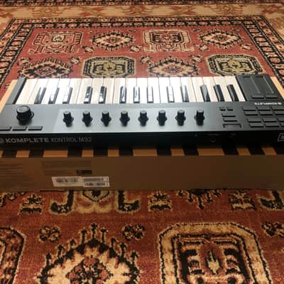 Native Instruments Komplete Kontrol M32 2019 - Black image 2