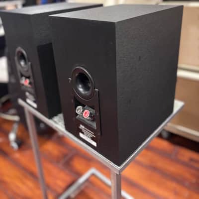 ELAC Uni-Fi UB5 3-Way Bookshelf Speakers by Andrew Jones - Pair - Black image 6