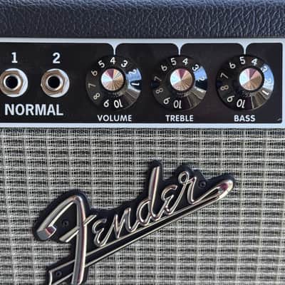 Fender ’65 Deluxe Reverb Reissue 22-Watt 1x12 Tube Combo 2004 - Black with silver tolex image 6