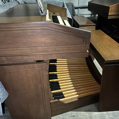 Allen Organ w/ Built-in Speakers, 32-Note Concave Pedalboard and bench! image 10
