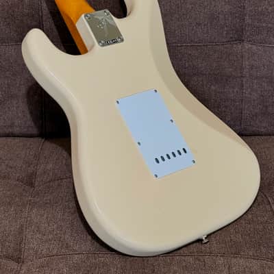Fender Vintera III Late '60s Stratocaster w/Fender Deluxe bag and Case Candy - 2026 Model in Olympic White image 5