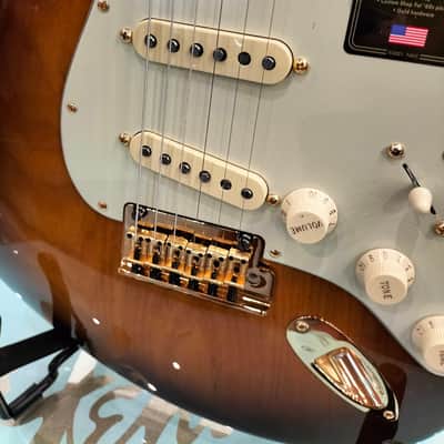 Fender 75TH ANNIVERSARY COMMEMORATIVE STRATOCASTER Maple Fingerboard, 2-Color Bourbon Burst image 16
