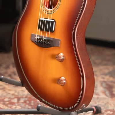 Fender Acoustasonic Standard Jazzmaster - Honey Burst - Demo image 4
