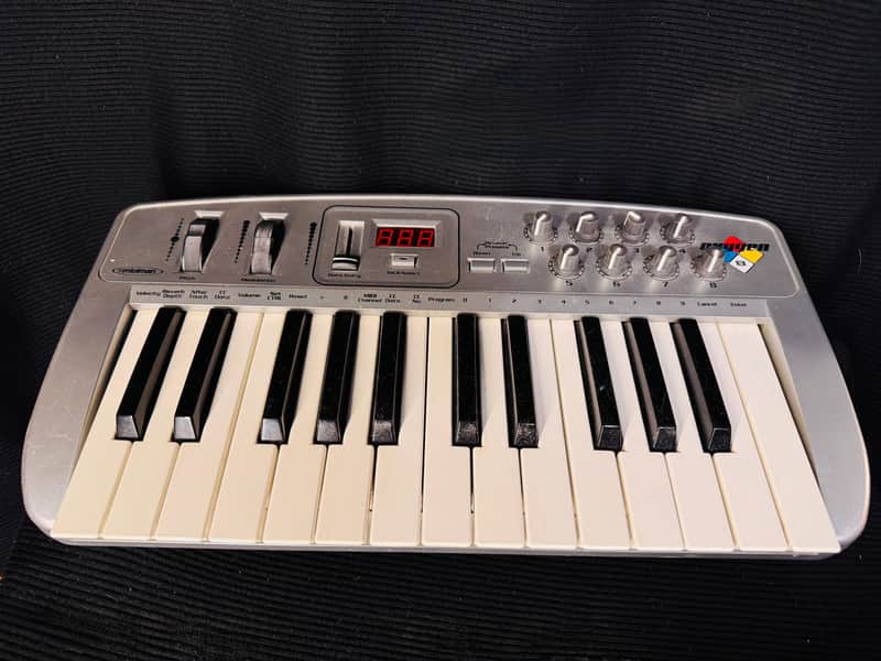 Midiman Oxygen 8 25-Key MIDI Controller Keyboard 2000s Silver image 1
