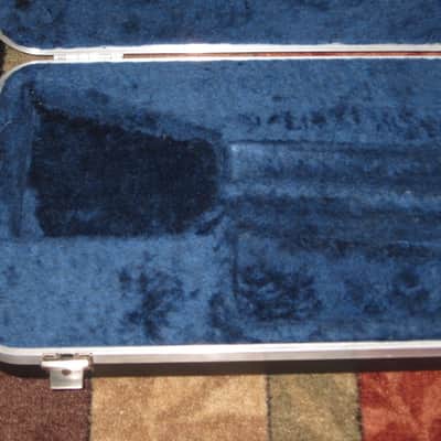 used Rickenbacker Hardshell Case for Model 620 electric guitar (NO guitar) from 1995, 2 Ball feet broke off (2 holes in plastic), Exterior plastic has some cracks,  EXT: Black Hard Plastic / Chrome HW / Handle: Black Molded Hard Plastic / INT: Blue Plush image 7