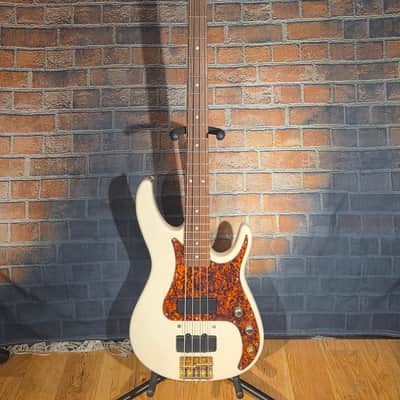 Peavey USA Axcelerator Plus 4-String Bass Vintage White image 1
