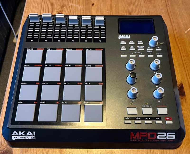 Akai MPD26 MIDI controller - Black image 1