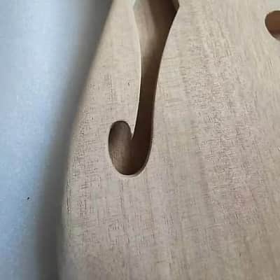 Unfinished Mahogany Wood Strat Style Guitar Solid Body with F Hole imagen 4