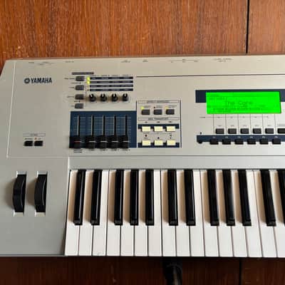Yamaha MO6 61-Key Music Production Synthesizer Workstation DAW Control w/ bag image 2