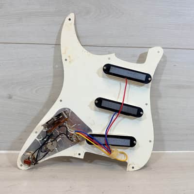 Uknown Loaded Stratocaster Pickguard Assembly – 3 Single Coil Pickups – Complete Wiring Harness – Aged White image 2