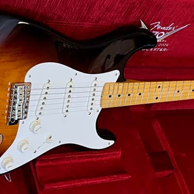 Fender 1954 Stratocaster*fine example of the discontinued 70th Anniversary LIMITED EDITION*USA Custom Shop*fantastic 1-Piece Maple Neck*wide-fade nitro sunburst*sounds/plays/looks great*a top investment & a perfect vintage collectible*weight=only 3.5kg Bild 4