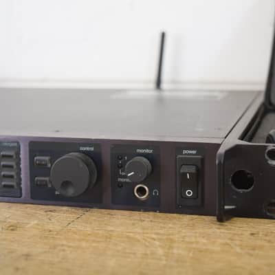 Shure UR4D Dual Wireless Receiver L3 Band w/ UR2 Handheld (church owned) CG00F2V image 3