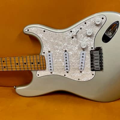 Fender Roadhouse Stratocaster with Maple Fretboard 1997 - Shoreline Gold image 6