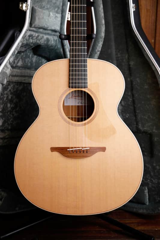 Lowden O-22 Original Series Cedar/Mahogany Acoustic Guitar