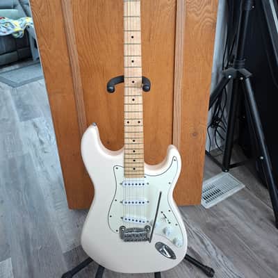 G&L Tribute Legacy - Olympic white- with Deluxe Fender gig bag image 2