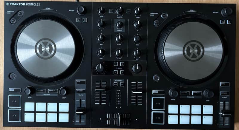 Native Instruments Traktor Kontrol S2 MK3 2018 - Black Bild 1