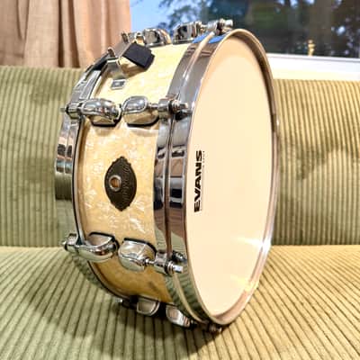 Vintage Tama Starclassic Performer 5.5x14 Snare — 1st Gen 1994-96 MIJ, Pearl White, 8-Ply Philippine Mahogany/Birch, Die-Cast Hoops (Video Demo) image 9