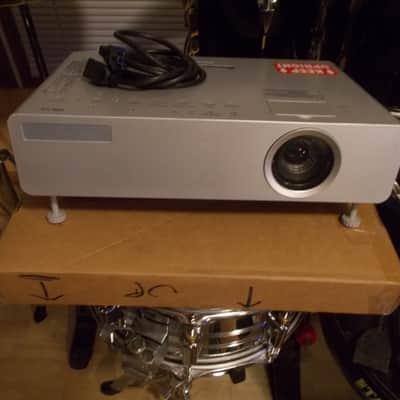 PANASONIC PORTABLE PROJECTOR DVD PC COMPUTER PTLB90NTU Bild 2