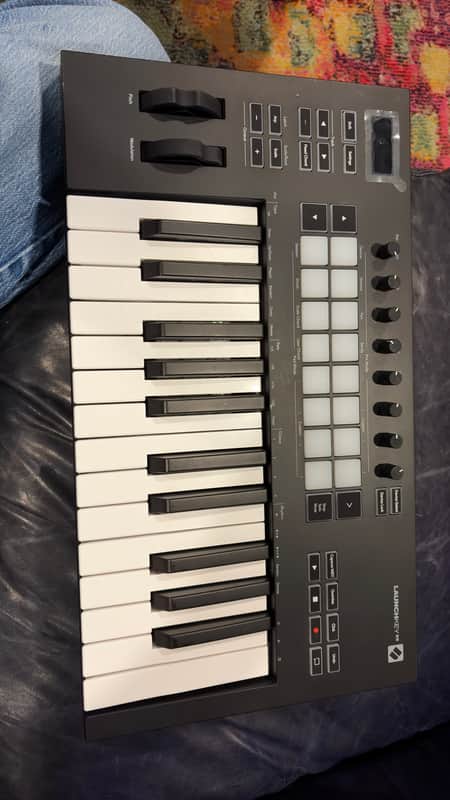 Novation Launchkey 25 MKIII MIDI Keyboard Controller 2020 - Present - Black image 1