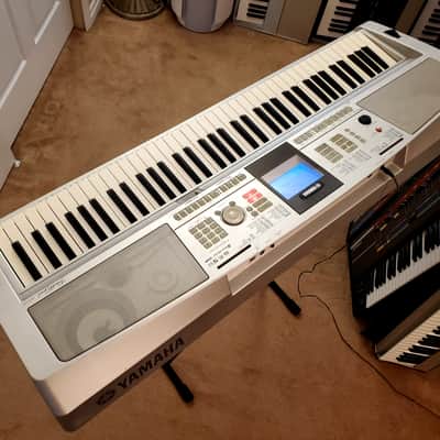 MUST SEE!!! YAMAHA DGX 305 SEMI-WEIGHTED 76-KEY DIGITAL PIANO IN AMAZING CONDITION! image 18