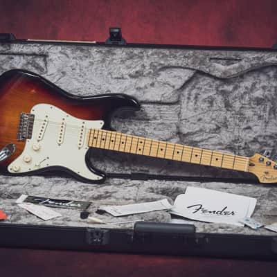 Immagine Fender Stratocaster American Professional 3 Tone Sunburst 2017 - 1