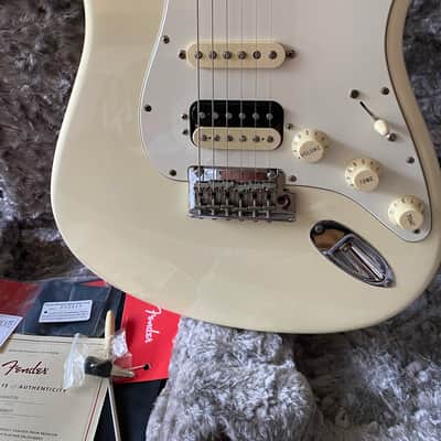 Fender American Professional Stratocaster HSS Shawbucker with Maple Fretboard 2017 - 2019 - Olympic White image 3