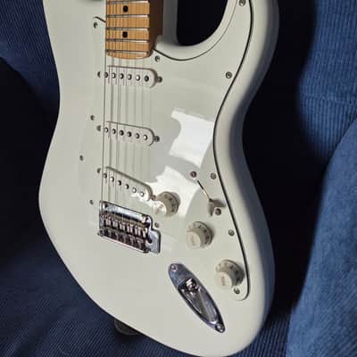 Fender Player Stratocaster with Maple Fretboard 2018 - 2024 - Polar White image 2