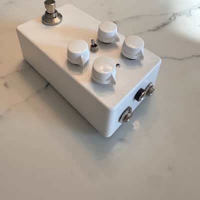 White Pedal Clone image 2