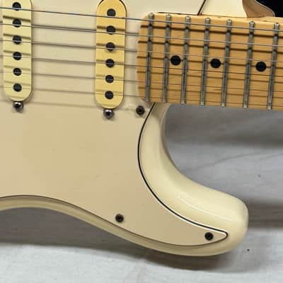 Fender American Standard Stratocaster Guitar with Case 2005 - Olympic White / Maple neck image 6