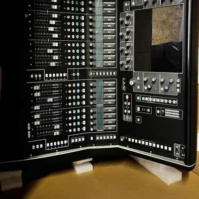 Allen & Heath dLive S3000 image 1