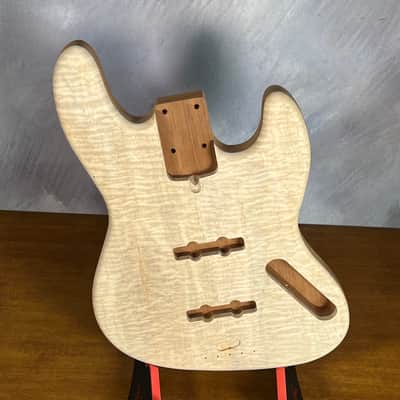 high end Offset Bass Body Unfinished Deep Curly Maple Top / Walnut Accent/ Solid One-piece Mahogany Back- limited Luthier Supply R2 imagen 11