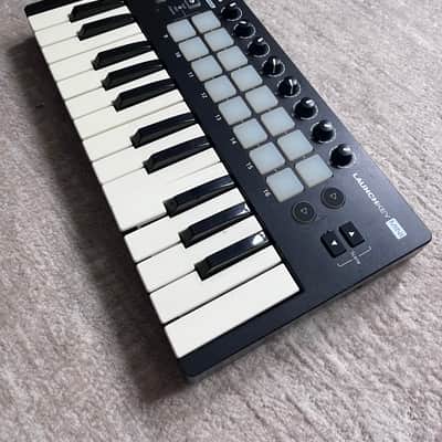Novation Launchkey Mini MKIII MIDI Keyboard Controller 2019 - Present - Black image 1