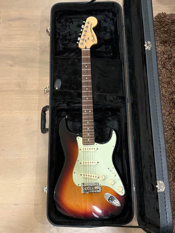 Fender Deluxe Roadhouse Stratocaster with Rosewood Fretboard 2016 - 2018 - 3-Color Sunburst