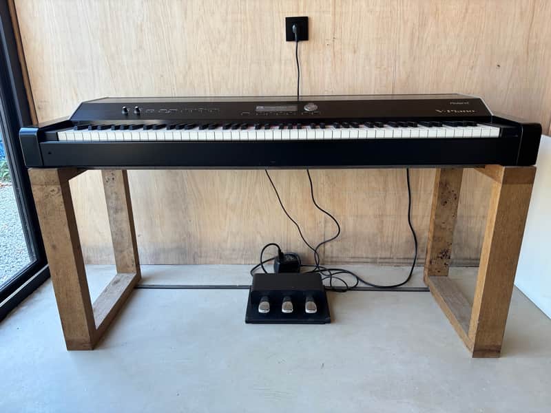 Roland V-Piano 88-Key Digital Piano 2009 - 2012 - Black image 1