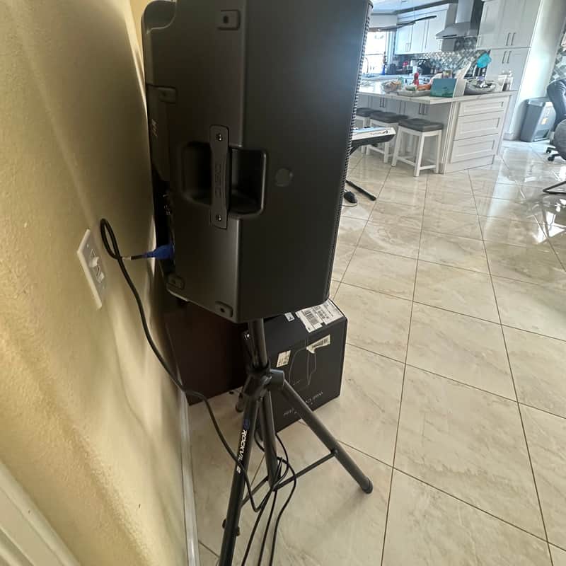 2010s QSC K10.2 2-Way 2000-Watt 10″ Active Speaker Black