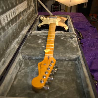 Fender American Deluxe Stratocaster V-Neck with Maple Fretboard 2004 - 2010 - 2-Color Sunburst image 4