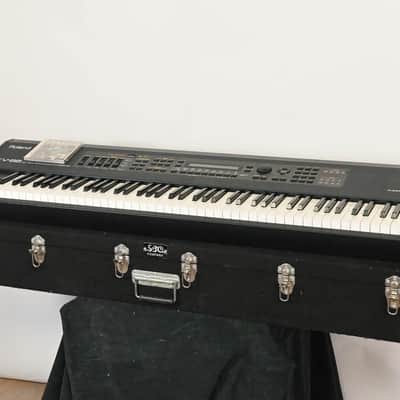 Roland XV-88 128-Voice Expandable Synthesizer with Hardshell Case CG01S6Z