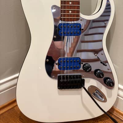 Unbranded Stratocaster partscaster - White w/black binding image 2