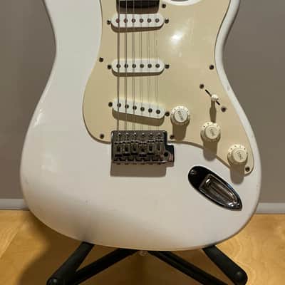 Squier Bullet Series Standard Stratocaster 1995 - 1996 - Arctic White image 2