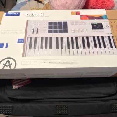 Arturia Keylab 61 MK3 2024 - White + Gator gig bag
