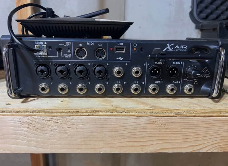Behringer X Air XR12 12-Input Tablet-Controlled Digital Mixer 2015 - Present - Black image 1